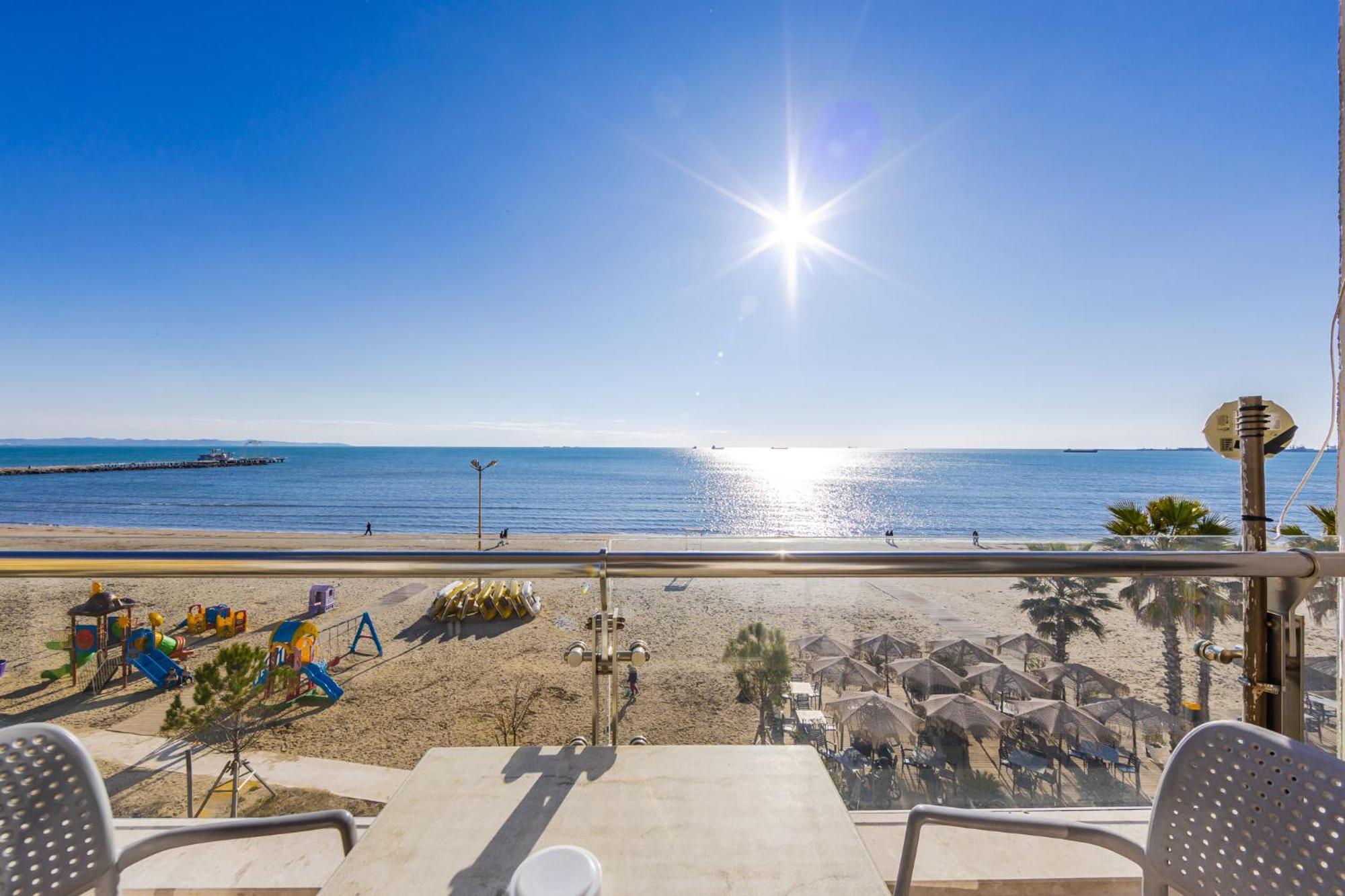 The Beachfront Apartment Durres Ngoại thất bức ảnh